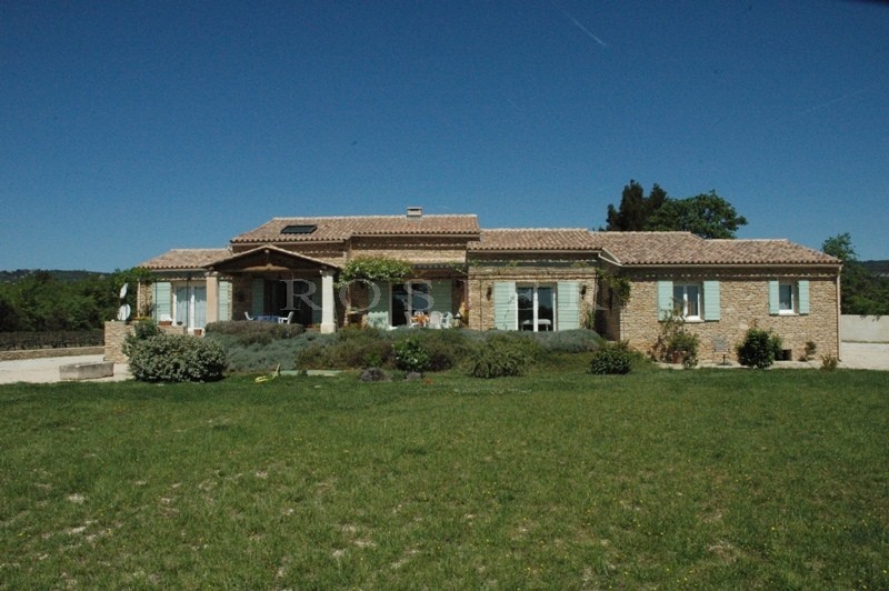 A family home in Gordes set in more than 8,000 m²  of land offering beautiful views over the valley, the Luberon and the Vaucluse mountains