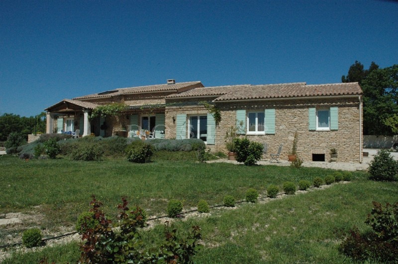 A family home in Gordes set in more than 8,000 m²  of land offering beautiful views over the valley, the Luberon and the Vaucluse mountains