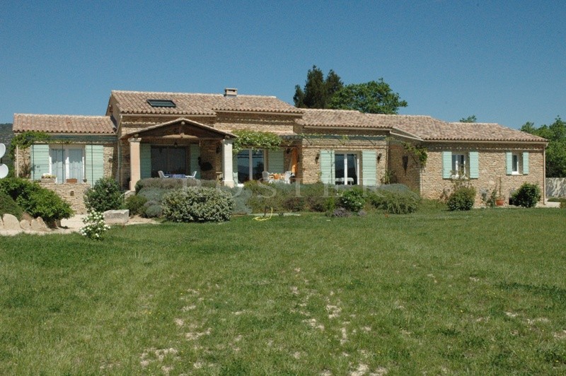 A family home in Gordes set in more than 8,000 m²  of land offering beautiful views over the valley, the Luberon and the Vaucluse mountains