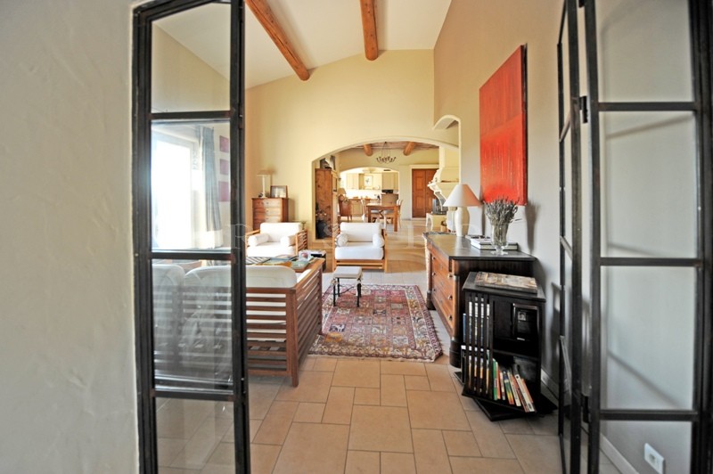 A family home in Gordes set in more than 8,000 m²  of land offering beautiful views over the valley, the Luberon and the Vaucluse mountains