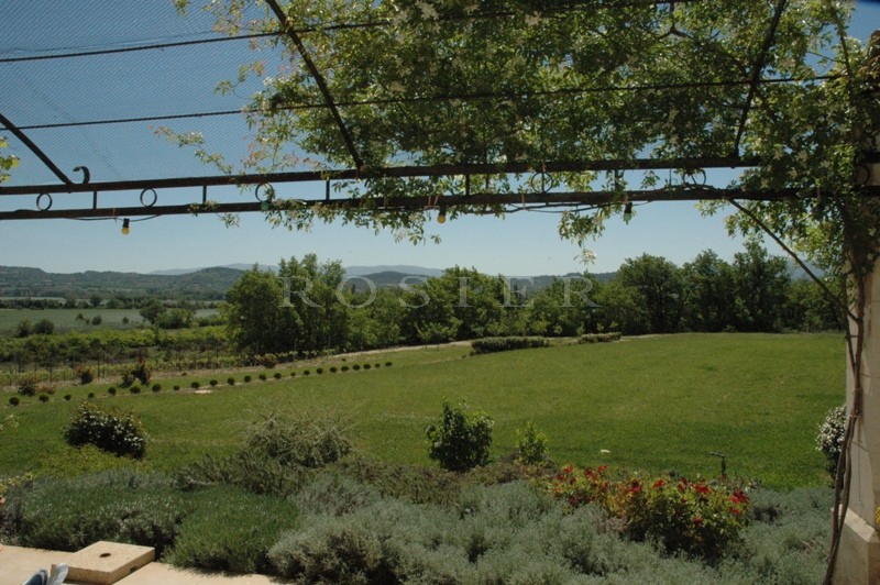 A family home in Gordes set in more than 8,000 m²  of land offering beautiful views over the valley, the Luberon and the Vaucluse mountains