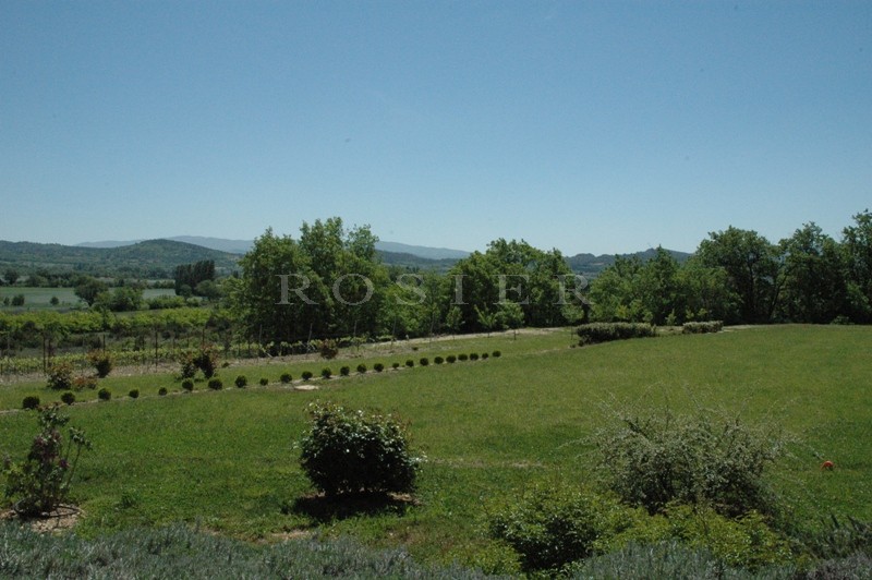 A family home in Gordes set in more than 8,000 m²  of land offering beautiful views over the valley, the Luberon and the Vaucluse mountains