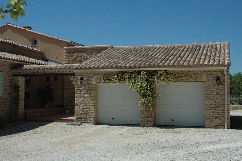 A family home in Gordes set in more than 8,000 m²  of land offering beautiful views over the valley, the Luberon and the Vaucluse mountains