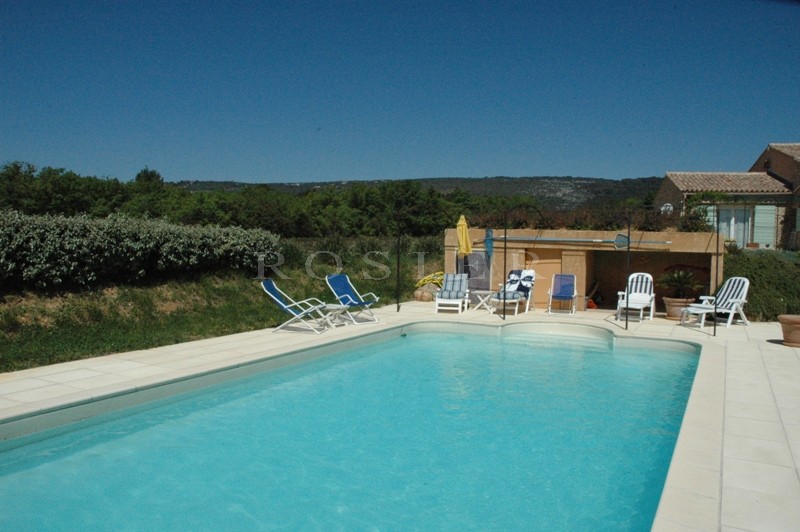 A family home in Gordes set in more than 8,000 m²  of land offering beautiful views over the valley, the Luberon and the Vaucluse mountains