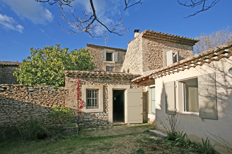 En Prtovence, in Luberon, a charming village house for sale,  with a courtyard and a small garden