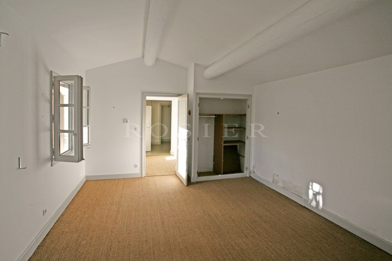 En Prtovence, in Luberon, a charming village house for sale,  with a courtyard and a small garden