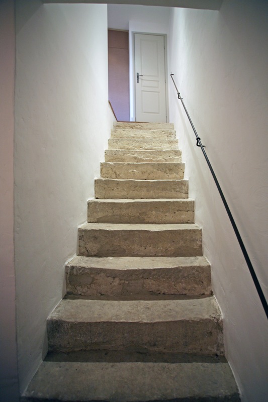 En Prtovence, in Luberon, a charming village house for sale,  with a courtyard and a small garden