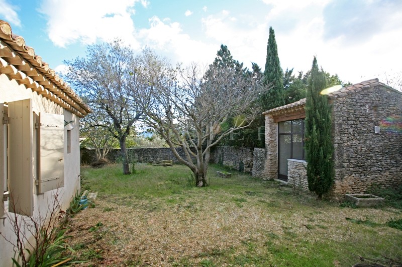En Prtovence, in Luberon, a charming village house for sale,  with a courtyard and a small garden