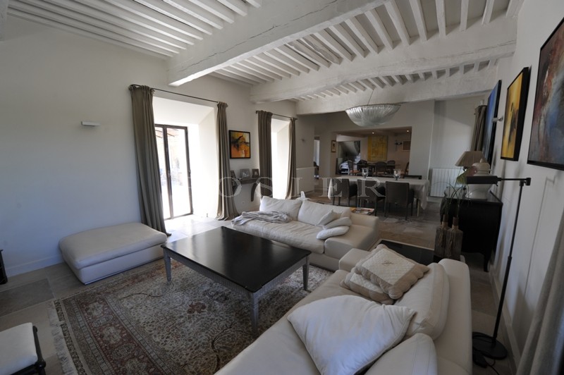 Facing the Luberon mountains, for sale, exceptional provencal property at a walking distance from the centre of Gordes, with landscaped garden and swimming pool.