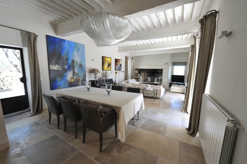 Facing the Luberon mountains, for sale, exceptional provencal property at a walking distance from the centre of Gordes, with landscaped garden and swimming pool.