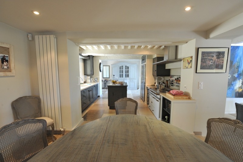 Facing the Luberon mountains, for sale, exceptional provencal property at a walking distance from the centre of Gordes, with landscaped garden and swimming pool.