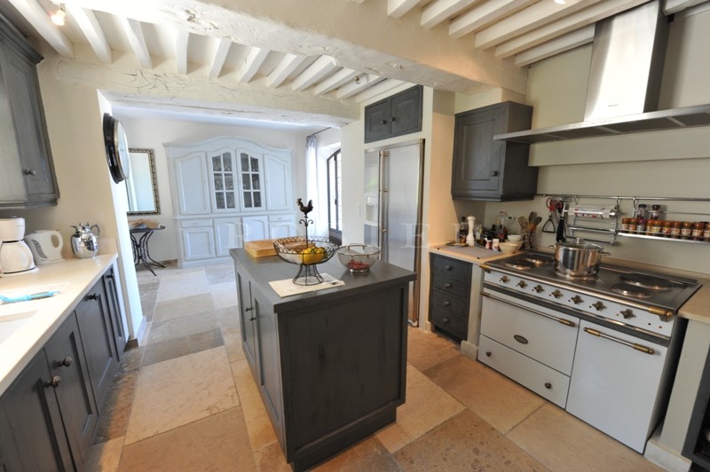 Facing the Luberon mountains, for sale, exceptional provencal property at a walking distance from the centre of Gordes, with landscaped garden and swimming pool.