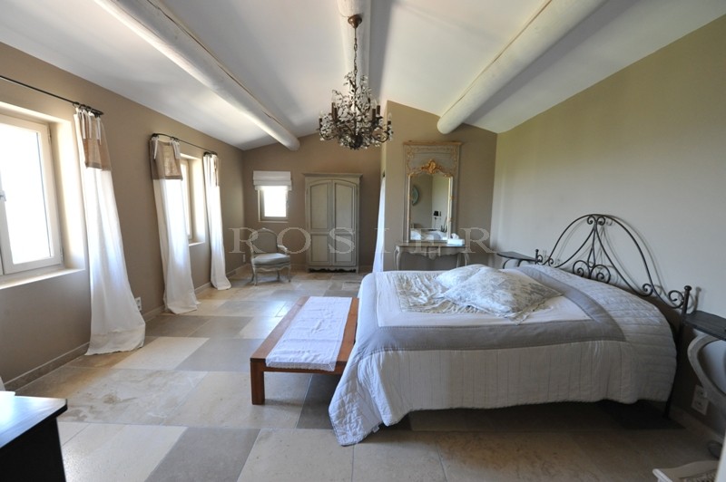 Facing the Luberon mountains, for sale, exceptional provencal property at a walking distance from the centre of Gordes, with landscaped garden and swimming pool.