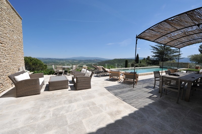 Facing the Luberon mountains, for sale, exceptional provencal property at a walking distance from the centre of Gordes, with landscaped garden and swimming pool.
