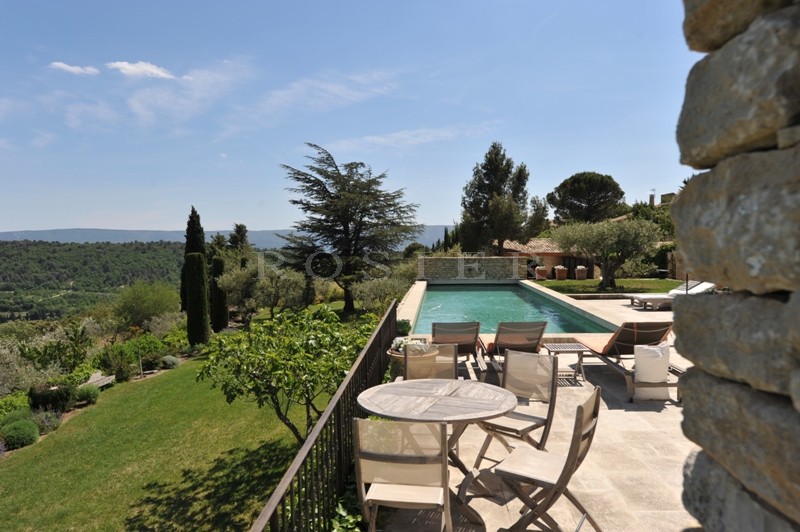 Facing the Luberon mountains, for sale, exceptional provencal property at a walking distance from the centre of Gordes, with landscaped garden and swimming pool.