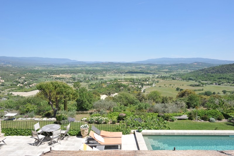 Facing the Luberon mountains, for sale, exceptional provencal property at a walking distance from the centre of Gordes, with landscaped garden and swimming pool.