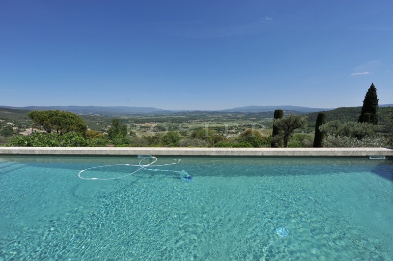 Facing the Luberon mountains, for sale, exceptional provencal property at a walking distance from the centre of Gordes, with landscaped garden and swimming pool.
