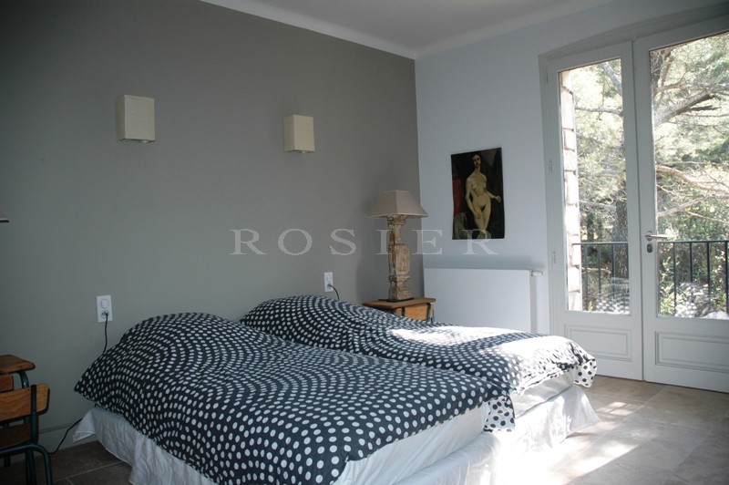 Luberon, for sale, close to the classified village of Roussillon, beautiful stone house, entirely renovated, with large garden and swimming pool