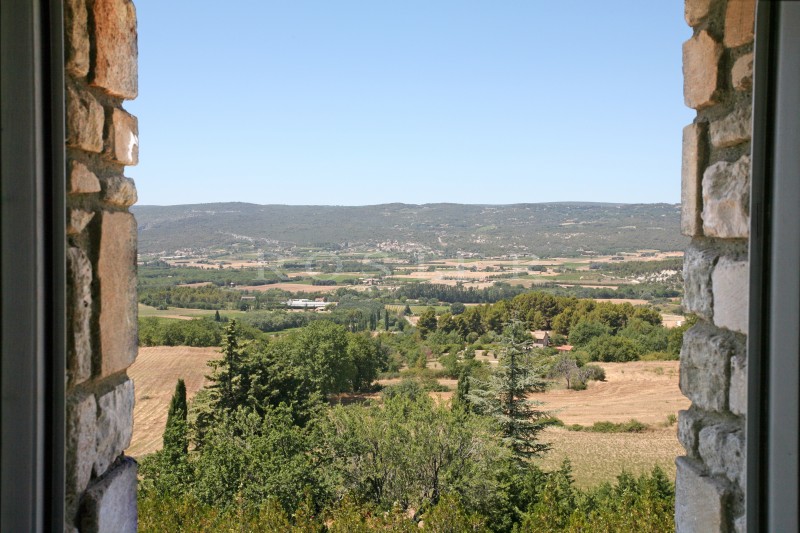 Luberon, for sale, close to the classified village of Roussillon, beautiful stone house, entirely renovated, with large garden and swimming pool