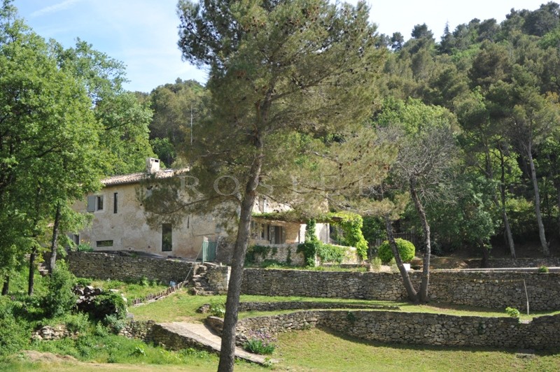 Luberon, close to the perched villages of Bonnieux and Menerbes, for sale, renovated farmhouse with more than 4.5 hectares of grounds