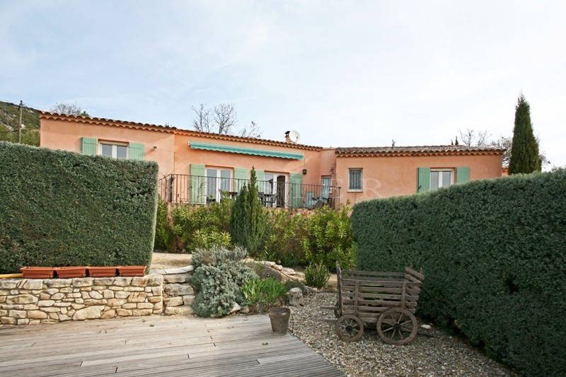 Luberon, for sale, villa with views of the Luberon and swimming pool on the outskirts of a village in Provence