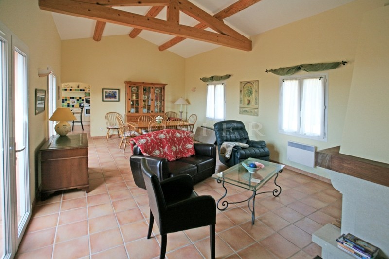 Luberon, for sale, villa with views of the Luberon and swimming pool on the outskirts of a village in Provence
