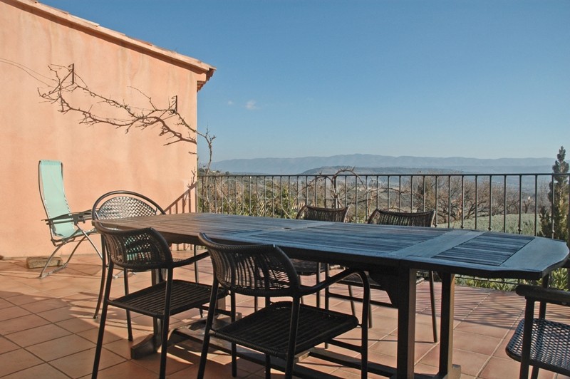 Luberon, for sale, villa with views of the Luberon and swimming pool on the outskirts of a village in Provence