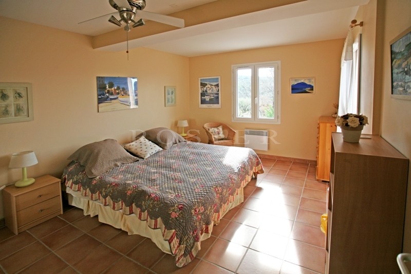 Luberon, for sale, villa with views of the Luberon and swimming pool on the outskirts of a village in Provence