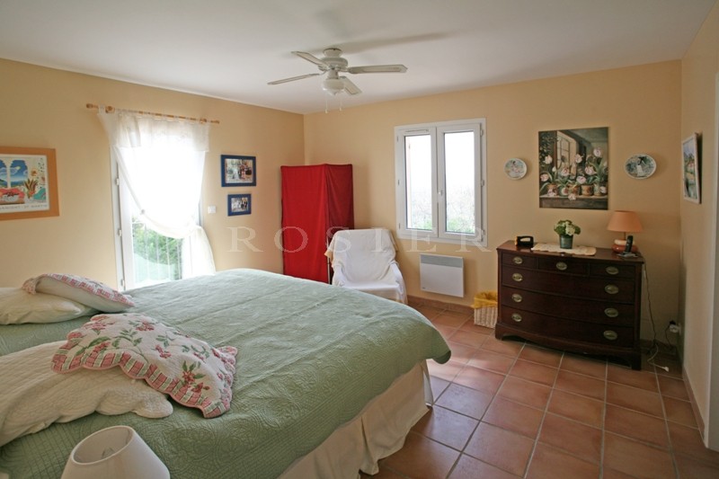Luberon, for sale, villa with views of the Luberon and swimming pool on the outskirts of a village in Provence
