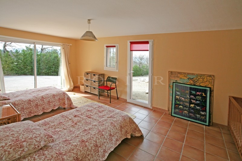 Luberon, for sale, villa with views of the Luberon and swimming pool on the outskirts of a village in Provence