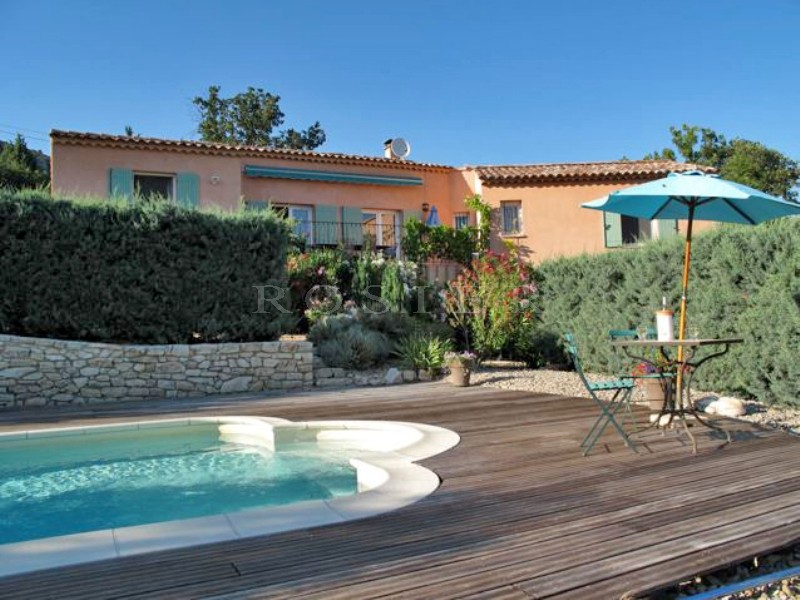 Luberon, for sale, villa with views of the Luberon and swimming pool on the outskirts of a village in Provence