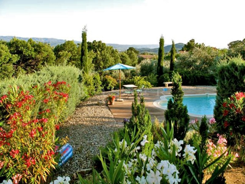 Luberon, for sale, villa with views of the Luberon and swimming pool on the outskirts of a village in Provence