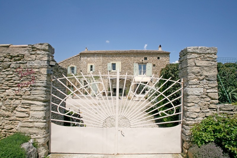 For sale, in Gordes in Luberon, authentic provençal stone built farmhouse with almost 4000 m² garden in a quiet area 