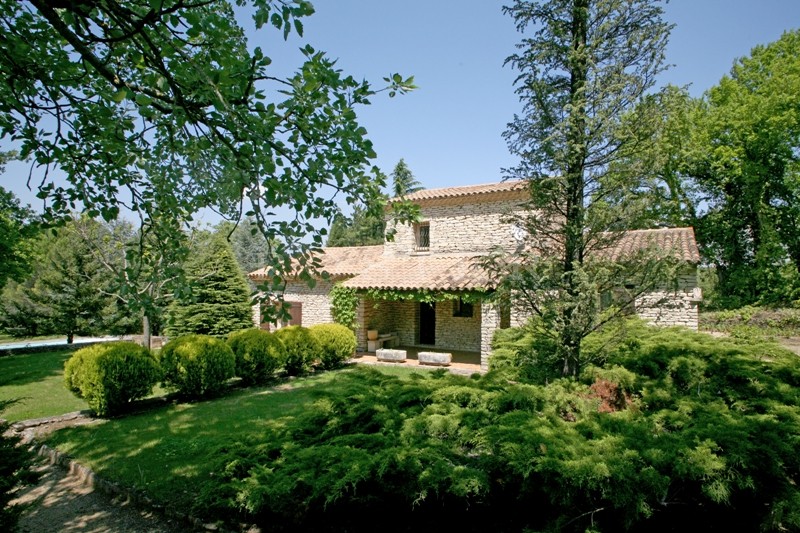 At the foot of the village of Gordes, stone house with a large garden