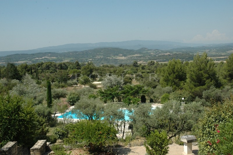 In Provence, a property for sale located just a few minutes from the famous hilltop villages of the North Luberon.