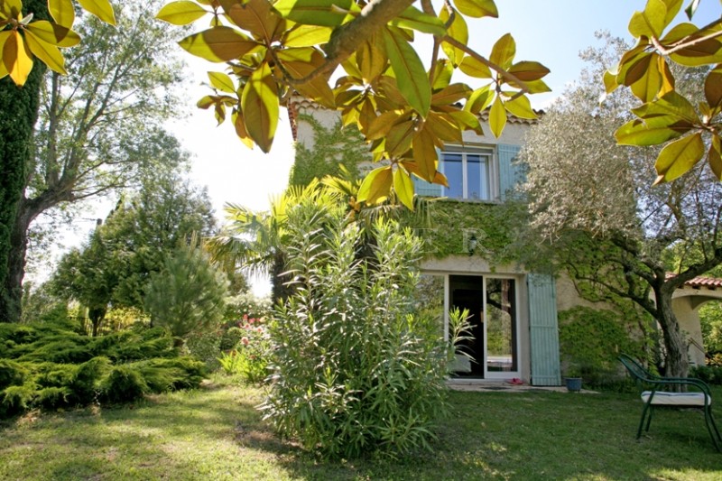 Isle sur la Sorgue, on the banks of the river Sorgue, charming villa with a garden, a swimming pool and tennis court
