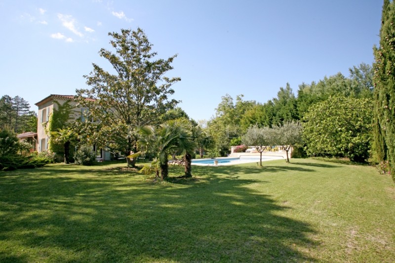 Isle sur la Sorgue, on the banks of the river Sorgue, charming villa with a garden, a swimming pool and tennis court