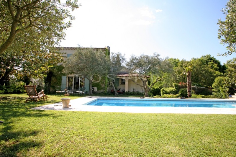 Isle sur la Sorgue, on the banks of the river Sorgue, charming villa with a garden, a swimming pool and tennis court