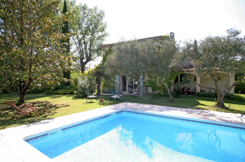 Isle sur la Sorgue, on the banks of the river Sorgue, charming villa with a garden, a swimming pool and tennis court