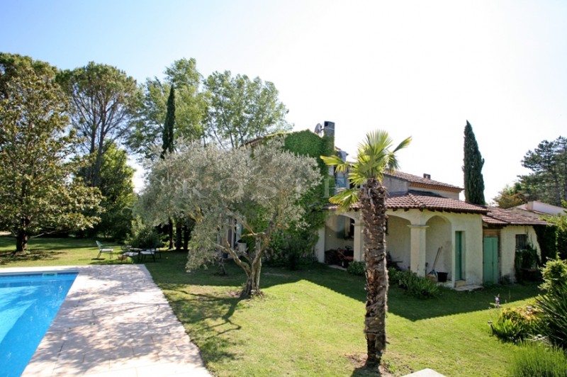 Isle sur la Sorgue, on the banks of the river Sorgue, charming villa with a garden, a swimming pool and tennis court