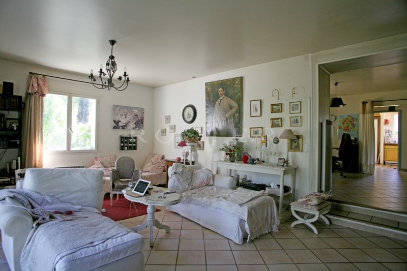 Isle sur la Sorgue, on the banks of the river Sorgue, charming villa with a garden, a swimming pool and tennis court