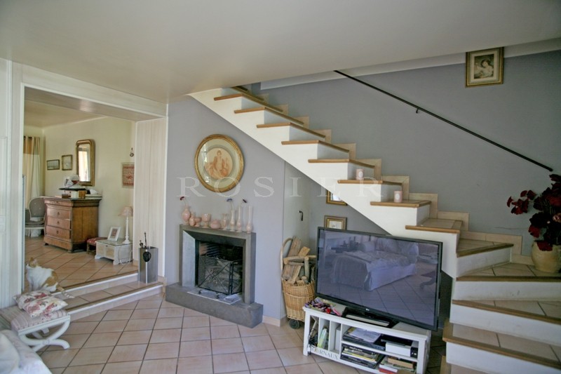 Isle sur la Sorgue, on the banks of the river Sorgue, charming villa with a garden, a swimming pool and tennis court