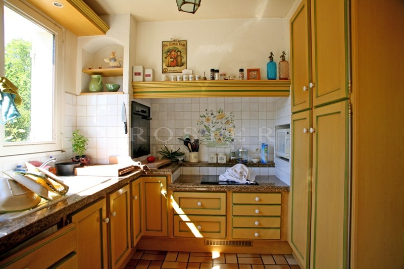 Isle sur la Sorgue, on the banks of the river Sorgue, charming villa with a garden, a swimming pool and tennis court
