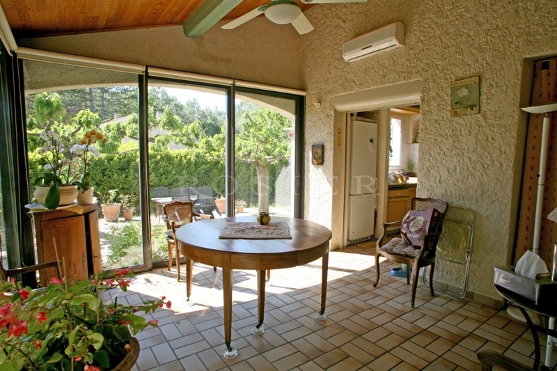 Isle sur la Sorgue, on the banks of the river Sorgue, charming villa with a garden, a swimming pool and tennis court