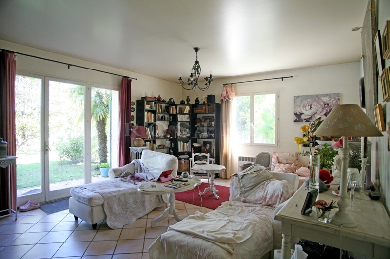 Isle sur la Sorgue, on the banks of the river Sorgue, charming villa with a garden, a swimming pool and tennis court