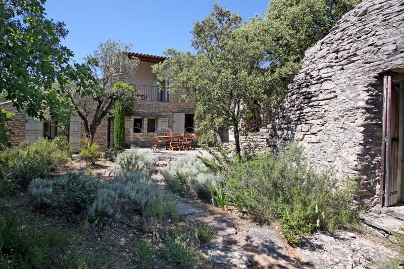 In Provence, Luberon, in Gordes, for sale, stone property in a beautiful location with swimming pool and tennis court