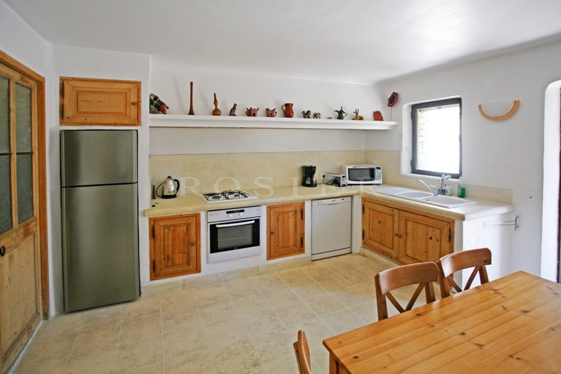 In Provence, Luberon, in Gordes, for sale, stone property in a beautiful location with swimming pool and tennis court
