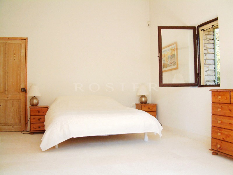In Provence, Luberon, in Gordes, for sale, stone property in a beautiful location with swimming pool and tennis court