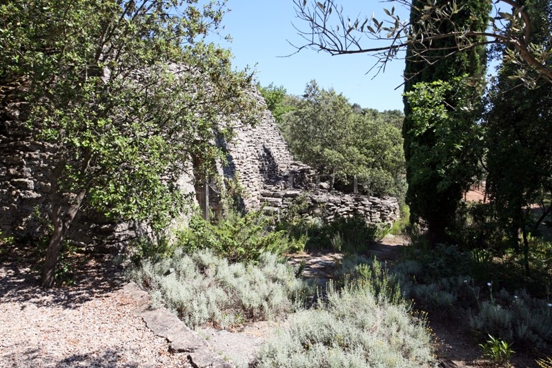 In Provence, Luberon, in Gordes, for sale, stone property in a beautiful location with swimming pool and tennis court