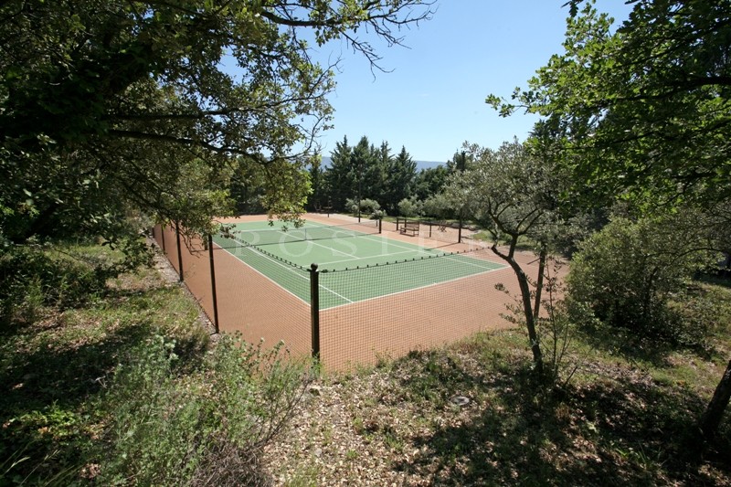 In Provence, Luberon, in Gordes, for sale, stone property in a beautiful location with swimming pool and tennis court
